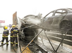 運(yùn)車(chē)大貨京港澳高速起火 8輛嶄新豪車(chē)燒毀(圖)