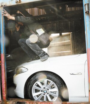 運(yùn)車(chē)大貨京港澳高速起火 8輛嶄新豪車(chē)燒毀(圖)