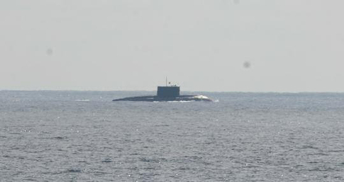 日本軍方公開的4月10日出現在沖繩本島與宮古島之間的公海上水面狀態行駛的中國海軍基洛級潛艇照片。