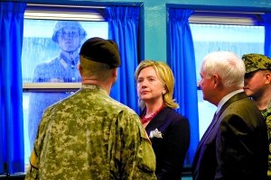 21日,美國國務(wù)卿希拉里訪問板門店時(shí),一名朝鮮士兵就在窗外。