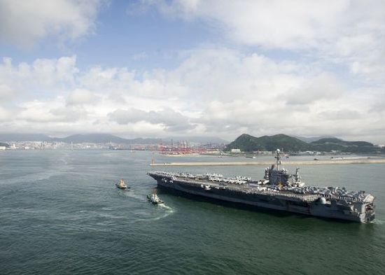 7月21日，參加韓美聯合軍事演習的美國航空母艦“喬治·華盛頓”號當日抵達韓國釜山港。
