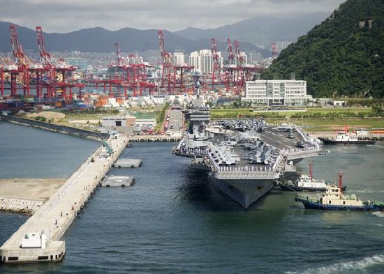 7月21日,參加韓美聯合軍事演習的美國航空母艦“喬治·華盛頓”號當日抵達韓國釜山港。