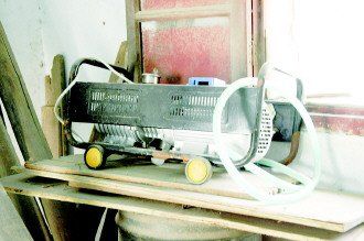 安徽釘子戶防強拆6年 養(yǎng)藏獒自制噴火槍(圖)