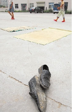 女子駕車碾壓農民工后多次返回現場沖撞人群(圖)