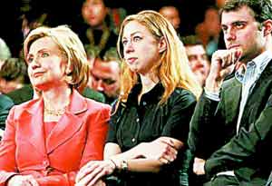 希拉里、切爾西與梅茲文斯基在一起。