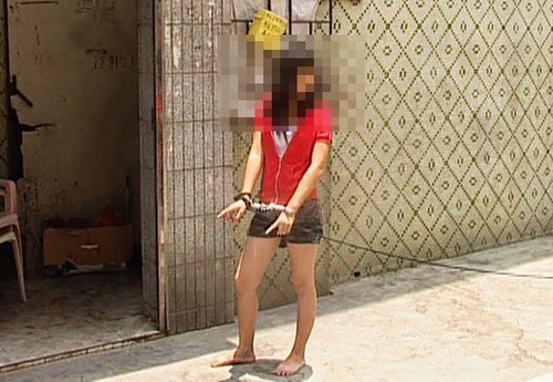 近日，廣東東莞警方開展了“創(chuàng)平安、迎亞運”的掃黃行動，其中一組賣淫女赤腳游街的照片在網(wǎng)上引起熱議。從相片所見，兩名穿著時尚的涉嫌賣淫女，不但赤腳，且戴著手銬，背后還被繩子牽著，像是在指認現(xiàn)場。