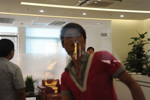 自稱霸王公司經理男子帶人上門打記者(組圖)