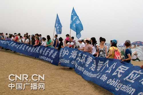 上萬市民海邊清污保衛大連 各地市民快遞頭發