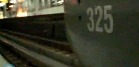 男子起身準備跨過軌道。截頻圖