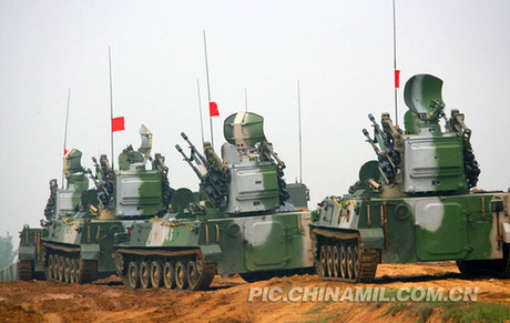 資料圖:解放軍95式自行防空高炮群野外機動