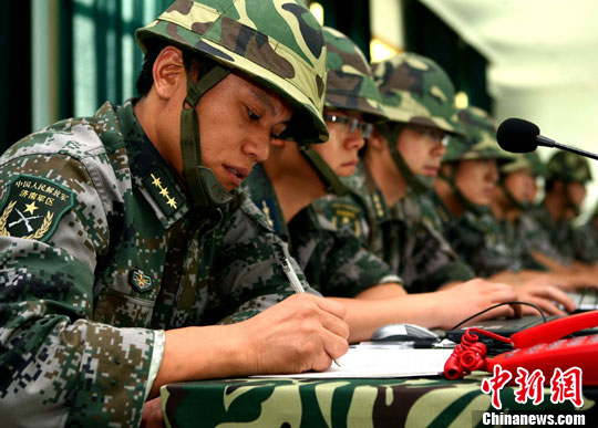 8月3日，代號為“前衛--2010”的濟南戰區防空部隊“單元合成”演練，在魯豫兩省拉開帷幕，軍區指揮部研究“戰況”。中新社發 宋吉河 攝