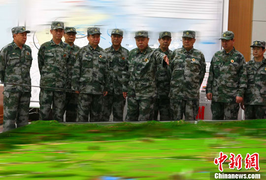 8月3日，代號為“前衛--2010”的濟南戰區防空部隊“單元合成”演練，在魯豫兩省拉開帷幕，軍區指揮部研究“戰況”。中新社發 宋吉河 攝