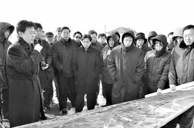 2010年1月，渤海海峽跨海通道課題組成員和國家發(fā)改委、交通運輸部、鐵道部等國家部委研究人員共同到蓬萊考察、調研工程線路、登陸地點。左二為蓬萊市市長張代令，左七為渤海海峽跨海通道課題組副組長、魯東大學副校長、環(huán)渤海發(fā)展研究中心主任柳新華教授。資料照片