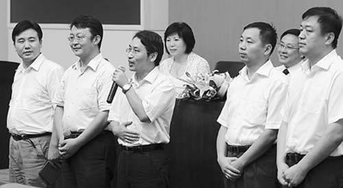 8月13日，北京市委組織部召開北京市2010年公開選拔領導干部工作新聞發布會，5名局級新任職人員亮相?！⊥踱曊x攝 