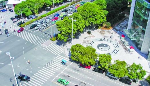 身居鬧市的大型八卦圖，煞是引人注目。