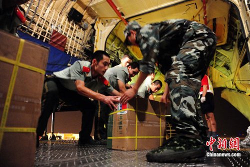 8月3日深夜,中國政府緊急援助巴基斯坦人道主義物資在河北省石家莊機場連夜裝機,準備于4日通過中國空軍飛機運往伊斯蘭堡。這批物資包括30噸藥品和凈水設備、1000頂帳篷、50臺發電機等,總價值約1000萬元人民幣。 中新社發 侯宇 攝