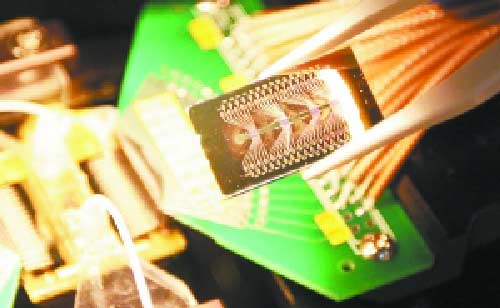 韓國今年開發出了用血液診斷肝癌、前列腺癌、大腸癌等各種疾病和進展情況的“半導體生物傳感器芯片解讀器”。