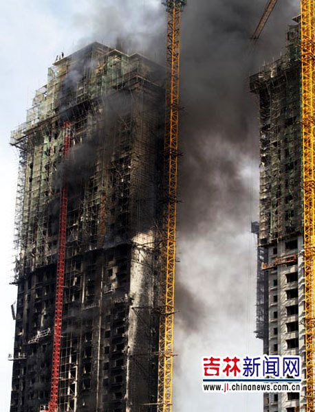 工人站在樓頂呼救。