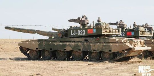 參加和平使命2010上合組織聯合反恐軍事演習的中方參演裝備整齊停放在哈薩克斯坦馬特布拉克訓練場野戰兵營。主戰坦克近景。新華社記者 孫彥新 攝