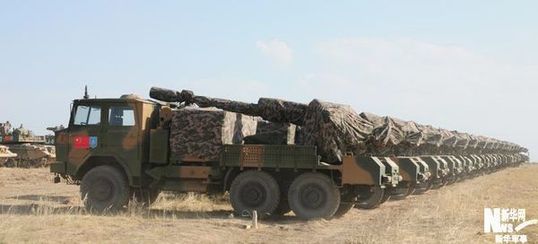 參加和平使命2010上合組織聯(lián)合反恐軍事演習(xí)的中方參演裝備整齊停放在哈薩克斯坦馬特布拉克訓(xùn)練場野戰(zhàn)兵營。某型火炮。新華社記者 孫彥新 攝