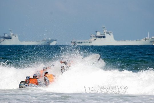 海軍陸戰隊某旅在惡劣海況下與登陸艦配合進行裝卸載訓練。宋春偉 攝影報道