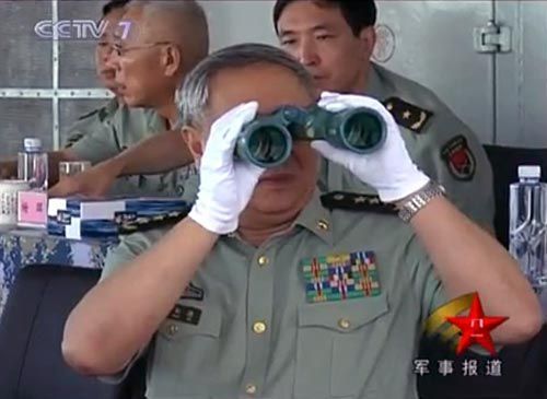 央視新聞視頻截圖：7月26日，中央軍委委員、總參謀長陳炳德在南海觀摩海軍多兵種合同實兵實彈演練。