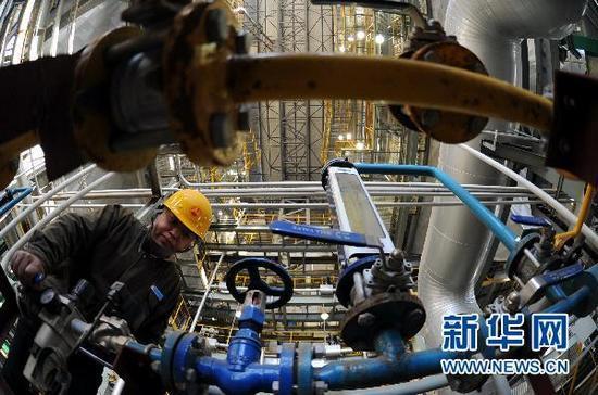 　　秦皇島垃圾焚燒發電供熱項目即將投產，工人在秦皇島垃圾發電供熱項目垃圾焚燒車間工作（10月20日攝）。新華社記者楊世堯攝