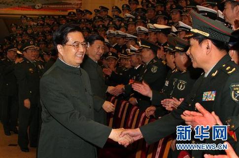 11月2日，中共中央總書記、國家主席、中央軍委主席胡錦濤在北京會見出席全軍武器裝備成建制成系統形成作戰能力和保障能力建設工作會議的代表。中共中央政治局常委、國家副主席、中央軍委副主席習近平一同會見。 新華社記者李剛攝