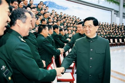 解放軍報圖片：10月27日，中共中央總書記、國家主席、中央軍委主席胡錦濤在北京會見國防大學第五次黨代表大會全體代表。中共中央政治局常委、國家副主席、中央軍委副主席習近平一同會見。本報記者 周朝榮攝