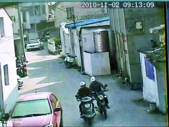 警車悄悄跟進一條小巷。①小偷甲騎的贓車熄火 ②同伙騎摩托拉著跑。