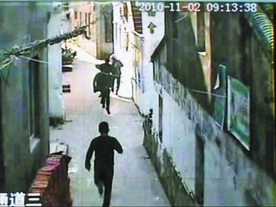 小偷棄車而逃，趙副局長沖在最前面。