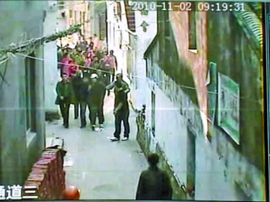 拿下了。“打醬油”的群眾笑得很歡樂。