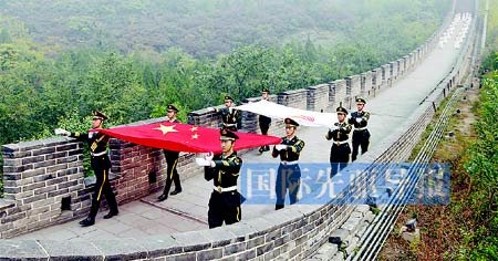 圖為10月9日,第16屆亞運會火種采集現場,儀仗隊隊員手持中國國旗和亞奧理事會會旗。本報記者 王毓國/攝