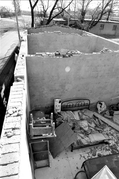 北京遭遇入冬最強大風 數百平米屋頂被掀翻