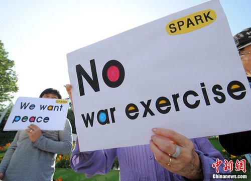 韓美反潛聯(lián)合軍事演習(xí)27日在韓國西部海域(黃海)拉開帷幕。當(dāng)日，一些韓國反戰(zhàn)人士在國防部門前集會抗議美韓聯(lián)合軍演。 來源：中央電視臺 