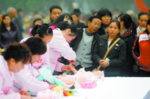 昨日，家政服務技能大賽決賽在觀音橋步行街舉行。本報記者 何熠 攝
