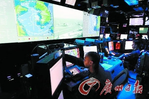 在一張美軍聯合指揮中心控制室內的照片里，顯示器中顯示，美軍已經將我國的山東半島大部和江蘇等沿海地區劃到了美軍航母的“防空識別圈”中。