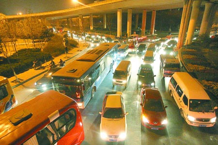 到晚上還很堵，讓路怒族怒到沒脾氣