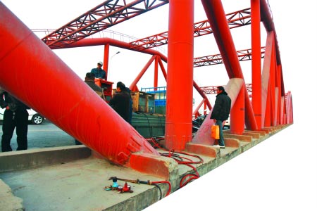 沒有了車輛如織，彩虹橋很安靜。從發現到封閉再到維修好，用了近30個小時