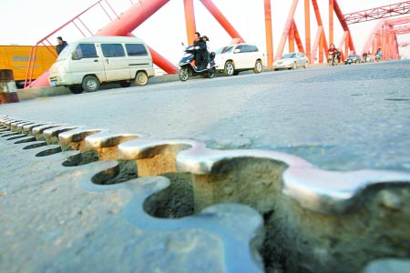 發現：連接縫寬了