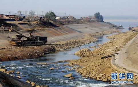 這是12月10日在江西省九江市拍攝的低水位下的長江碼頭。新華社發(胡國林 攝)