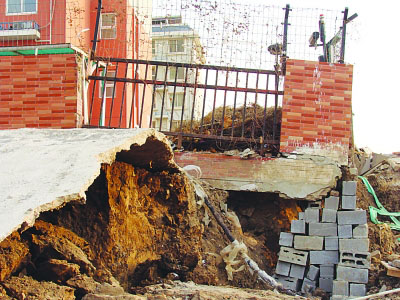 5號樓北面的圍墻已經塌陷。張凌飛 攝