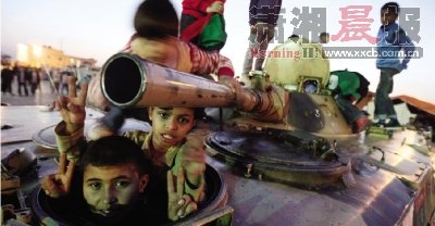 聯合國全面制裁卡扎菲 凍結家族資產500億美元