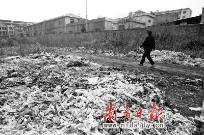 3月24日，浙江臺州市速起蓄電池有限公司廠房外邊堆滿了廢舊垃圾。近日，臺州路橋區(qū)峰江街道上陶村139名村民出現(xiàn)由蓄電池污染引起的血鉛含量超標(biāo)