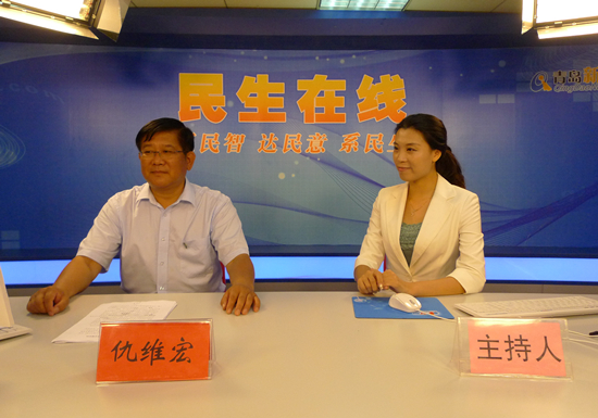 青島市地震局局長仇維宏(左一)與網民在線交流 (魏超 攝) 青島市地震局局長仇維宏(左一)與網民在線交流 (魏超 攝)