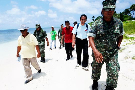 7月20日，5名菲律賓議員和一些菲律賓軍方人士登上南沙群島第二大島中業島，在島上升起菲律賓國旗，并與非法控制該島的菲駐軍唱該國國歌
