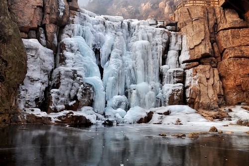 青島北九水現冰瀑奇觀 冰清玉潔似世外仙境
