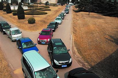 青島流亭立交橋下堵成鐵疙瘩 青島流亭立交橋下堵成鐵疙瘩