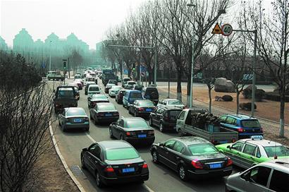 青島流亭立交橋下堵成鐵疙瘩 青島流亭立交橋下堵成鐵疙瘩