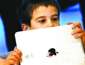 許多父母用ipad給孩子當“保姆”。